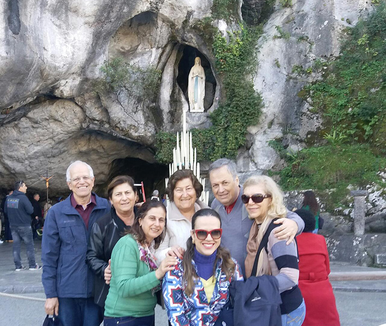 Foto: Larissa Calsavara - Eu e minha família em frente a gruta onde Nossa Senhora apareceu para Bernadete