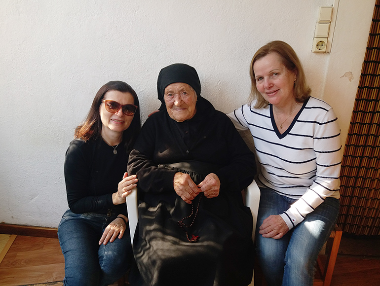 Foto: Larissa Calsavara - Senhora Maria dos Anjos, sobrinha de Lucia, com as irmãs Maria Helena e Maria José