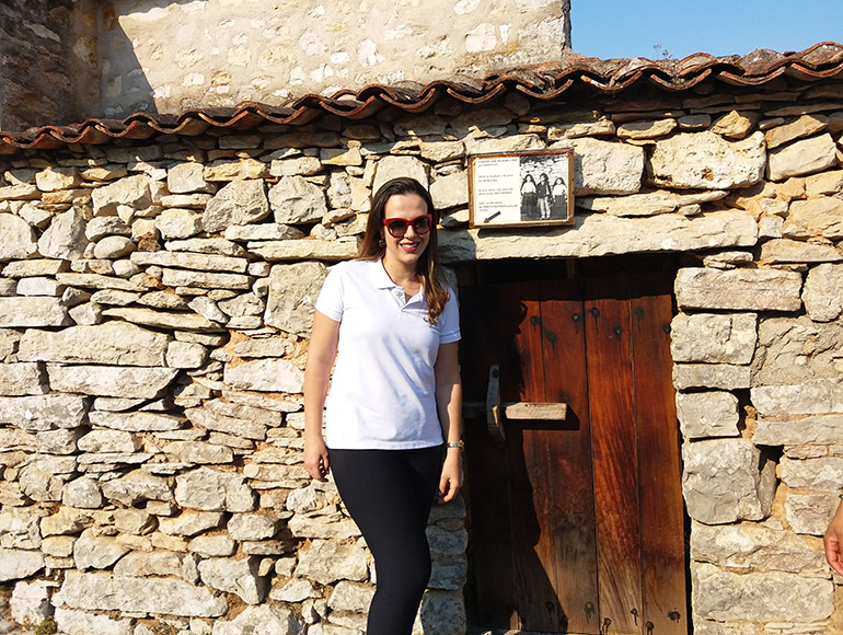 Foto: Larissa Calsavara - Em frente a casa de Francisco e Jacinta