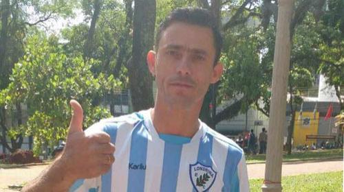 Grupo Folha - Florisvaldo, que estava trabalhando na hora do jogo, tratou de desfilar com a camiseta do LEC pelo Calçadão