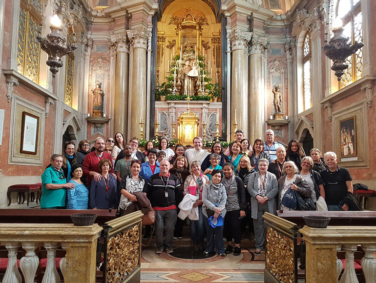 Foto: Larissa Calsavara - Peregrinos após missa na Igreja de Santo Antônio, em Lisboa, com o diácono Lucio Cesquin