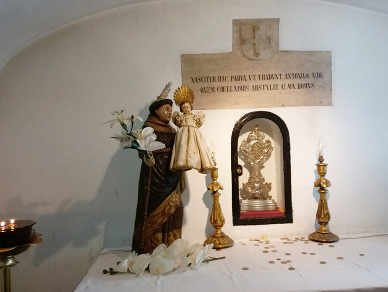 Foto: Larissa Calsavara - No interior, a cripta com entrada pela sacristia é tudo o que resta da igreja original, que foi destruída por um terremoto em 1755