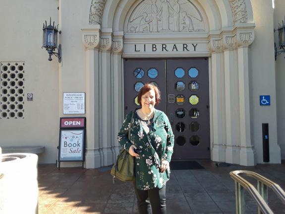 Isabel Furini na porta da Biblioteca de Burlingame, Califórnia, USA.