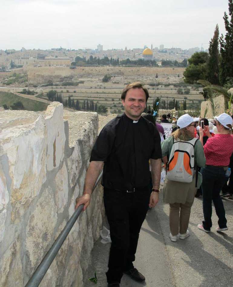 Arquivo pessoal - Padre Pedro Rodrigues com a cidade velha de Jerusalém ao fundo.