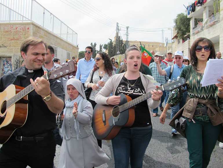 Arquivo pessoal - Padre Pedro Rodrigues com peregrinos na procissão de Domingo de Ramos em Jerusalém em 2017.