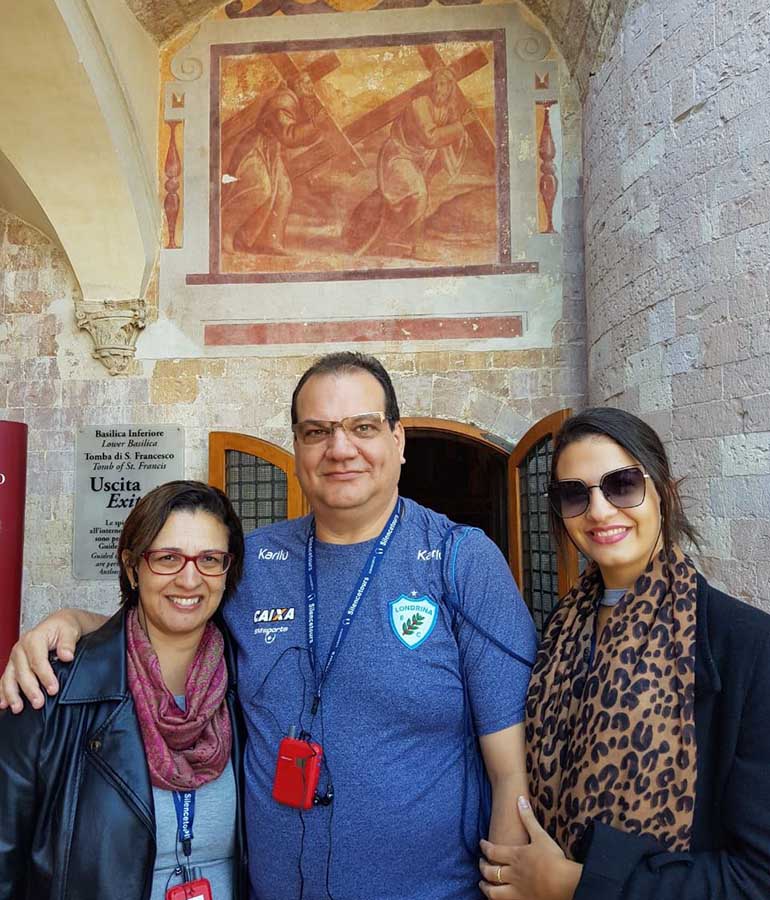 Melissa Calsavara - Em frente à tumba de São Francisco na Basílica  de São Francisco