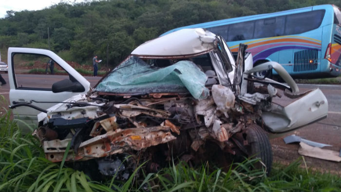 Motorista morre em acidente com ônibus na PR-445