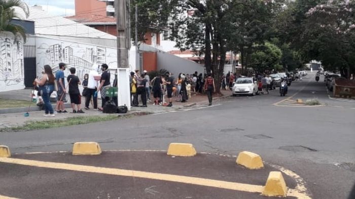 Arquivo pessoal - Imagem da fila feita por um transeunte, na rua de trás do endereço do Burger King interditado